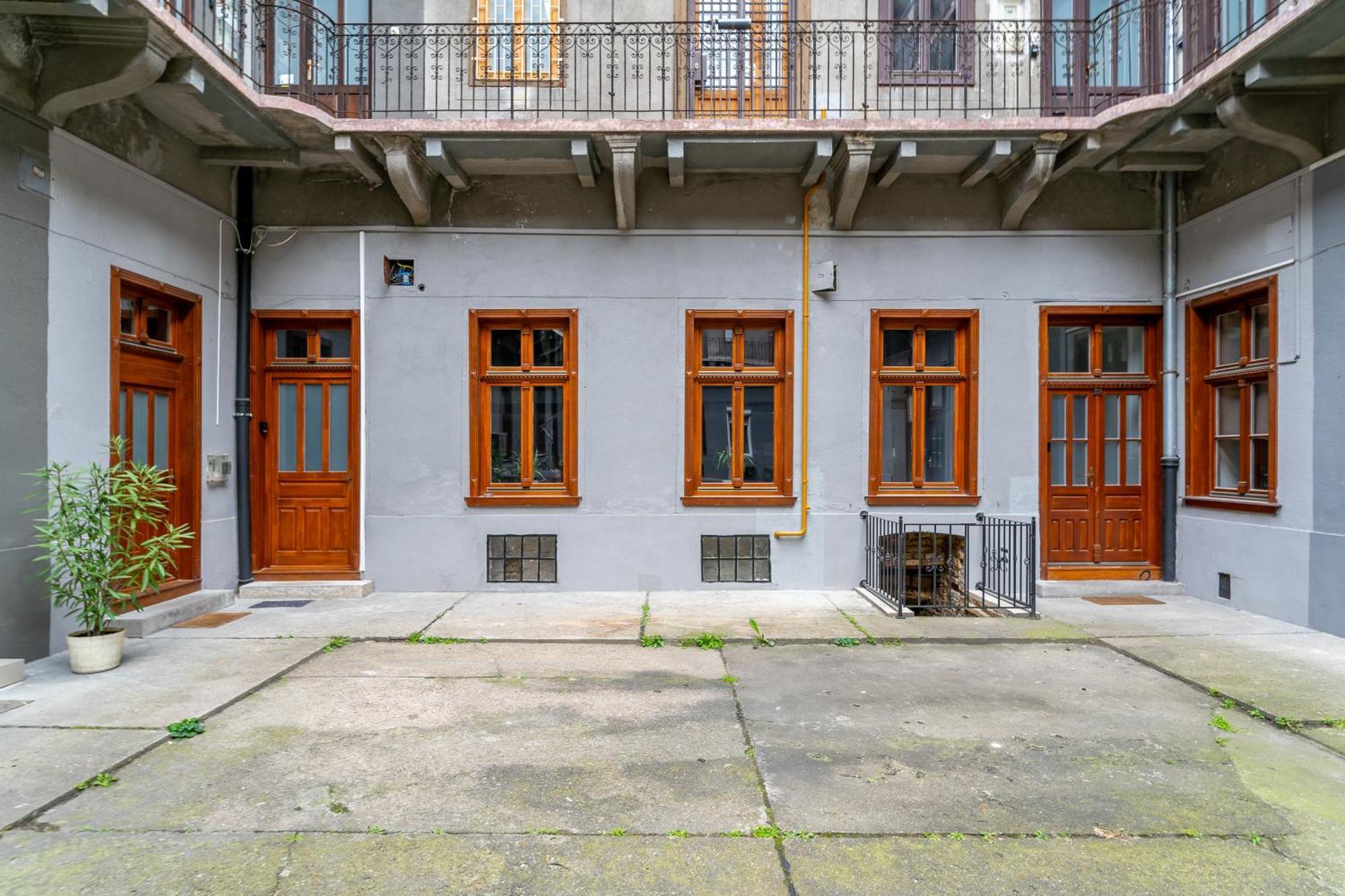 Azure Oasis In The Heart Of The City Budapest Esterno foto