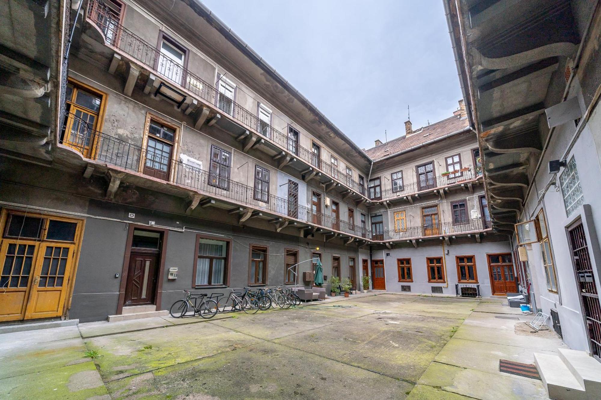 Azure Oasis In The Heart Of The City Budapest Esterno foto