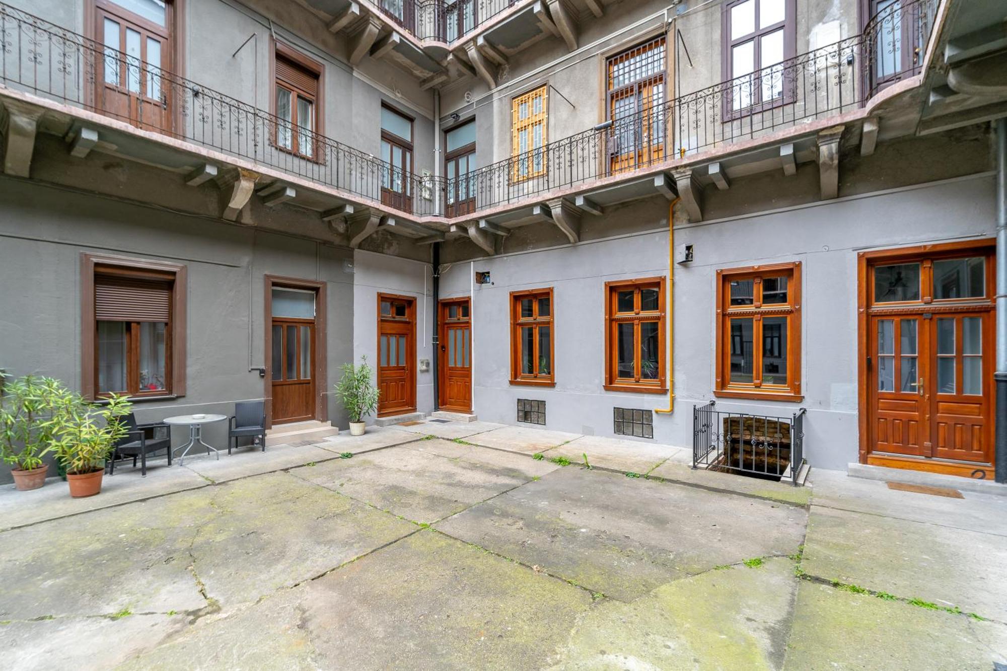 Azure Oasis In The Heart Of The City Budapest Esterno foto